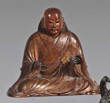 JAPON - Époque EDO (1603-1868) 
Statuette en buis de moine assis la robe à décor...