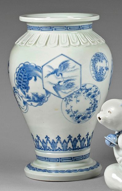 JAPON, Fours de Hirado - Époque Meiji (1868-1912) 
Vase balustre en porcelaine bleu...