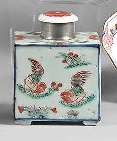 CHINE - Époque KANGXI (1662-1722) 
Petit pot à thé sur quatre petits pieds en porcelaine...