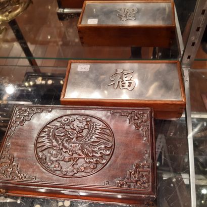 CHINE - XXe siècle 
Set including :
- Two rectangular wooden boxes, one with a carved...