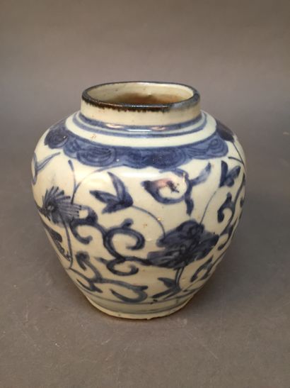 VIETNAM - XVIe/XVIIe siècle 
Cinq pots balustres et ovoïdes en porcelaine bleu blanc...
