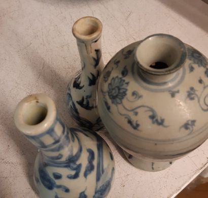 CHINE et VIETNAM - XVe siècle 
Three small blue and white porcelain soliflore vases...