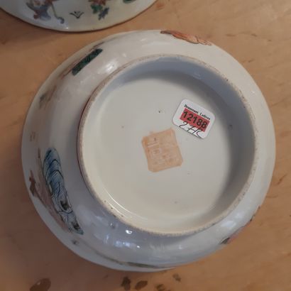 CHINE - XIXe siècle 
Paire de bols polylobés en porcelaine émaillée polychrome à...