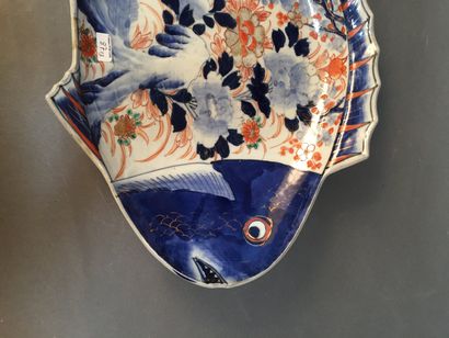 JAPON, Imari - Début du XXe siècle 
Trois coupes en porcelaine en forme de carpes...