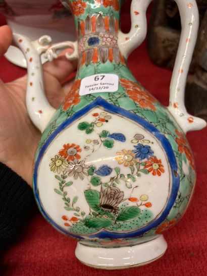 CHINE - Époque KANGXI (1662-1722) 
Verseuse en porcelaine émaillée polychrome de...
