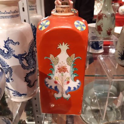 CHINE, Compagnie des Indes - XVIIIe siècle 
Square-shaped bottle in iron-red enamelled...