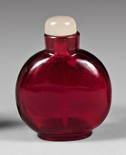 CHINE Flacon tabatière arrondi en verre rouge translucide.
Hauteur : 5,1 cm 
Bouchon...