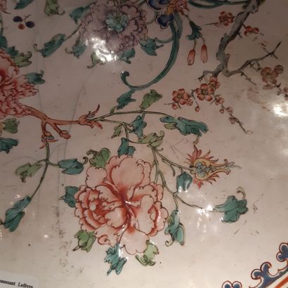 CHINE, Canton - XVIIIe/XIXe siècle 
Grand plat en cuivre et émaux peints à décor...