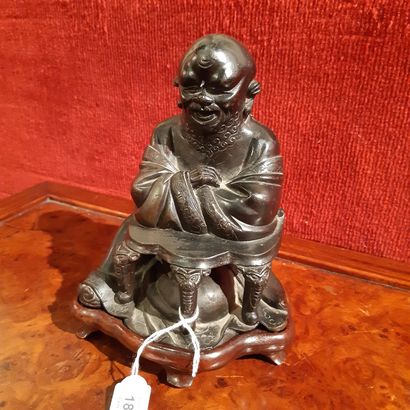 JAPON - XIXE SIÈCLE 
Okimono en bronze à patine brune, lettré assis et s'accoudant...