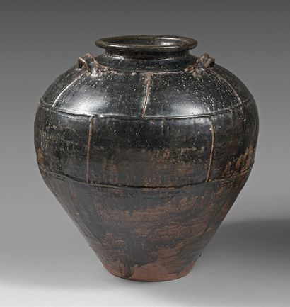 CHINE - Epoque MING (1368-1644) 
Grande jarre en grès émaillé noir, l'épaulement...