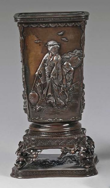 JAPON - Epoque MEIJI (1868-1912) 
Vase en bronze à patine brune reposant sur un socle...