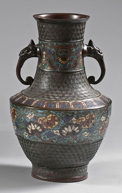 JAPON - Epoque MEIJI (1868-1912) 
Vase à panse basse en bronze et émaux cloisonnés...