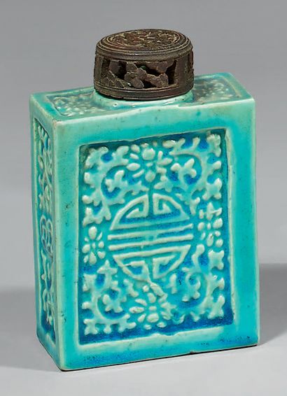 CHINE Flacon de forme rectangulaire en porcelaine émaillée bleu turquoise sur le...