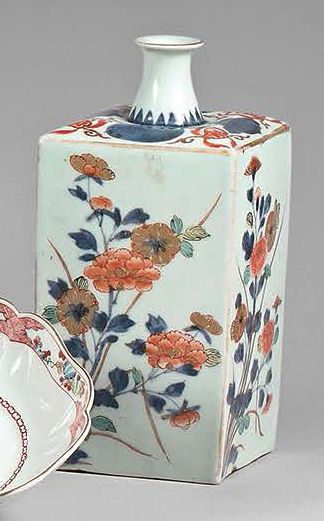 JAPON, Imari - XVIIIe siècle 
Bouteille en porcelaine dite «Tokuri» à décor dit «imari»...