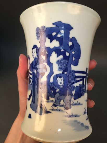 CHINE - Vers 1900 
Porte-pinceaux de forme cylindrique légèrement évasé en porcelaine...