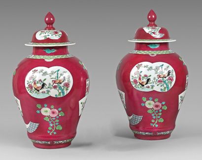 SAMSON - XXe siècle 
Paire de potiches couvertes balustre en porcelaine à fond rubis...