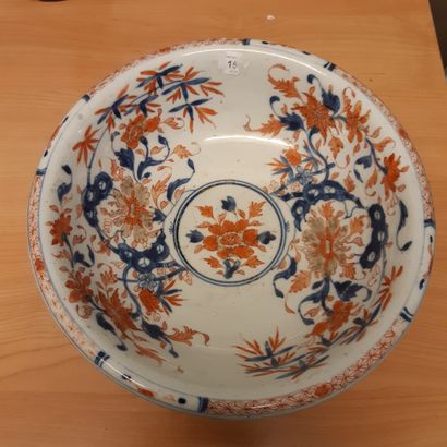 CHINE - Époque KANGXI (1662-1722) 
Saladier en porcelaine décorée en bleu sous couverte,...
