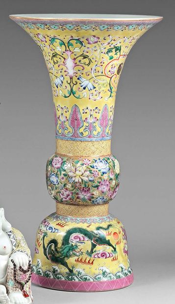 CHINE - XXe siècle 
Vase de forme «gu» en porcelaine émaillée polychrome sur fond...