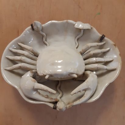 CHINE - XIXe siècle 
Paire de crabes en porcelaine blanche, reposant dans une coupe...