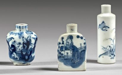 CHINE - XIXe siècle 
Trois flacons tabatière en porcelaine bleu blanc, l'un à décor...