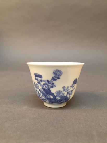 CHINE Porcelain sorbet decorated in blue underglaze with a pierced rock and a poem...