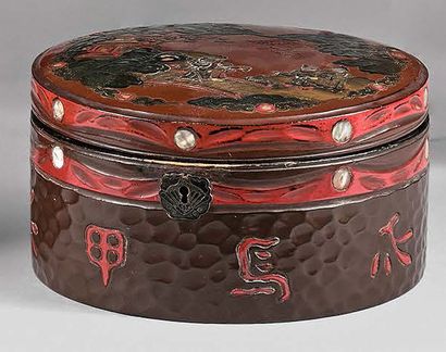 DE STYLE JAPONAIS - XIXe siècle 
Boîte de forme ronde en laque rouge et noir et incrusté...