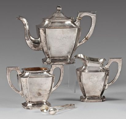Angleterre Service à thé en argent comprenant une théière, un pot à lait et un sucrier.
Hauteur...