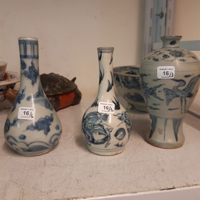 CHINE et VIETNAM - XVe siècle 
Trois petits vases soliflore en porcelaine bleu blanc...