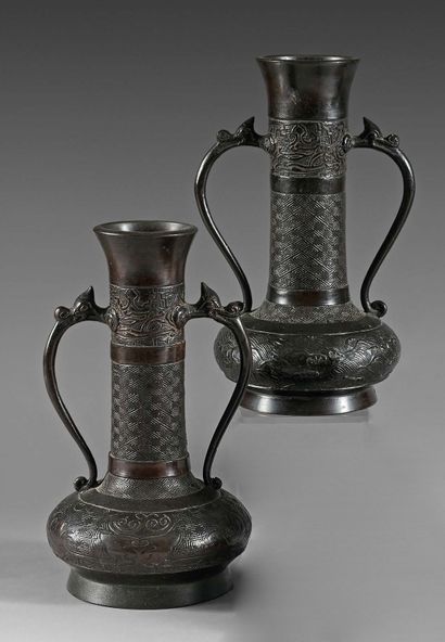 JAPON - Epoque MEIJI (1868-1912) 
Paire de vases à panse basse et col étroit à deux...