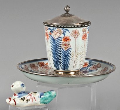 CHINE - XIXe siècle 
Gobelet et sa soucoupe en porcelaine émaillée en bleu sous couvert,...