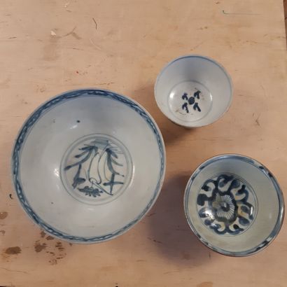 CHINE - XIXe siècle 
Set including a large bowl and two small bowls in blue-white...