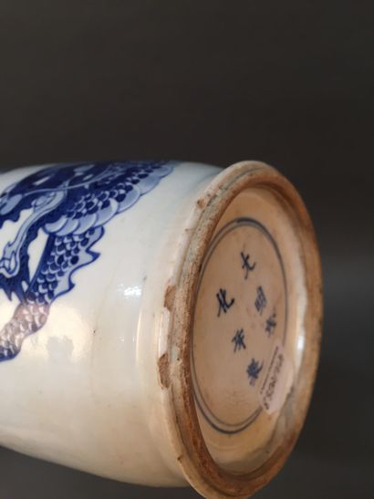 CHINE - Époque KANGXI (1662-1722) 
Small porcelain scroll vase decorated in blue...