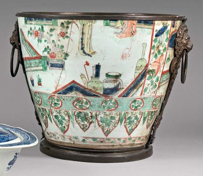 CHINE - Époque KANGXI (1662-1722) 
Cache-pot en porcelaine décorée en émaux polychromes...
