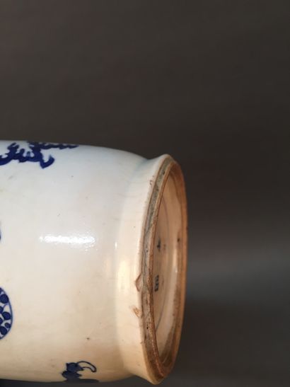 CHINE - Époque KANGXI (1662-1722) 
Small porcelain scroll vase decorated in blue...