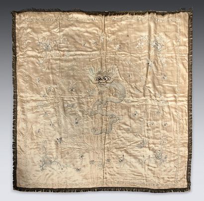 VIETNAM - Vers 1900 
Square shaped panel in beige silk with embroidered decoration...