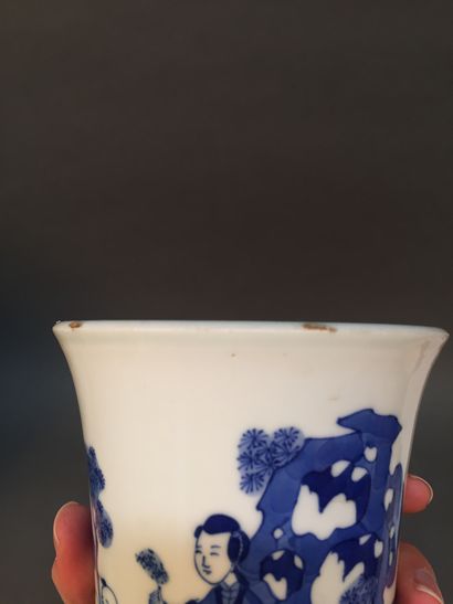 CHINE - Vers 1900 
Porte-pinceaux de forme cylindrique légèrement évasé en porcelaine...