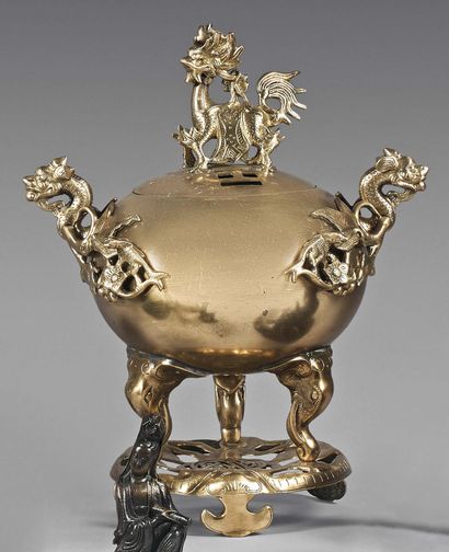 INDOCHINE - Vers 1900 
Brûle-parfum couvert tripode en bronze dépatiné, le couvercle...
