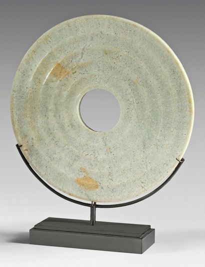CHINE Disque bi en néphrite sculpté de rayons de cercles.
Diamètre : 26,3 cm