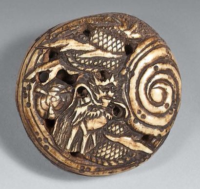 JAPON - Époque EDO (1603-1868) 
Manju en corne de cerf à décor ajouré d'un dragon...