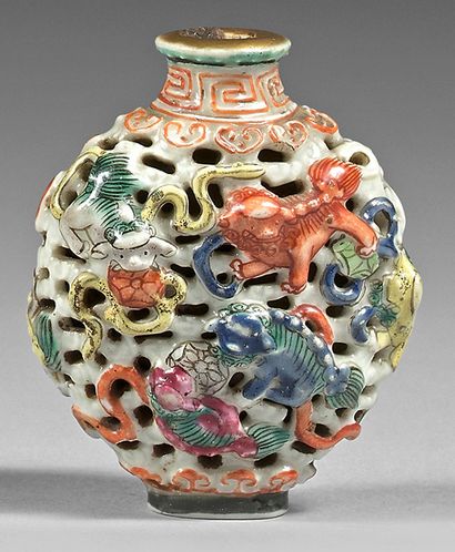 CHINE - XIXe siècle 
Flacon tabatière en porcelaine émaillée polychrome et or moulée...