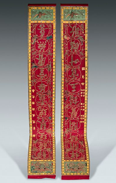 CHINE, Canton - Vers 1900 
Pair of banners to congratulate a wedding, in red, green...