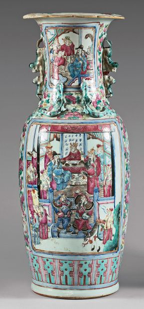 CHINE, Canton - Fin XIXe siècle 
Grand vase à col évasé en porcelaine décorée en...