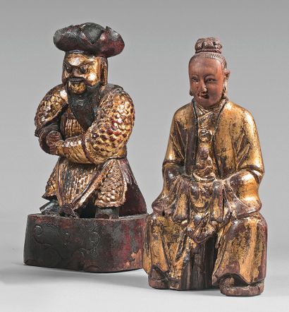 CHINE - XIXe siècle 
Deux statuettes en bois laqué or, un général debout dans son...