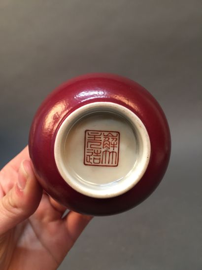 CHINE 
Paire de bols en porcelaine émaillée rouge foncée. Au revers, la marque apocryphe...
