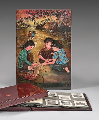 VIETNAM - XXE SIÈCLE 
Deux albums photo en forme de boîte en laque brun et or de...