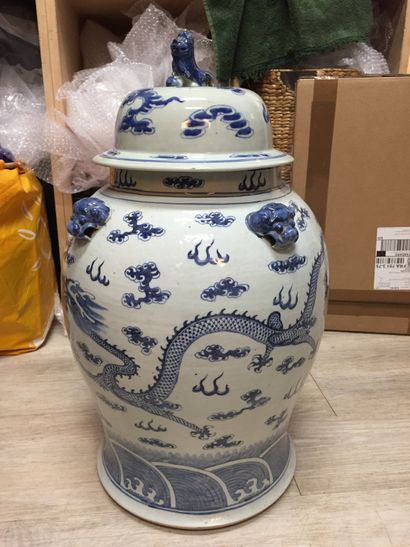 CHINE - XIXe siècle 
Grande potiche couverte balustre en porcelaine bleu blanc à...