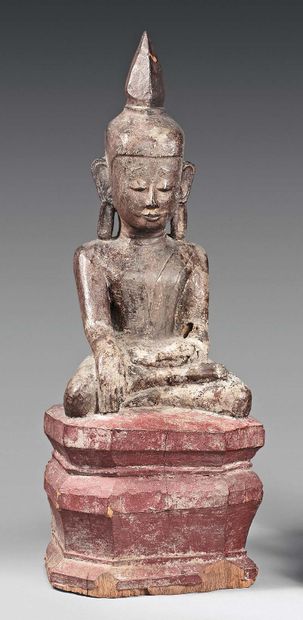 BIRMANIE - Vers 1900 
Statue de Bouddha en bois laqué brun et rouge, assis sur une...