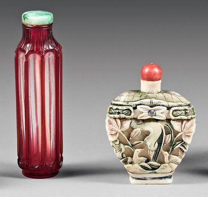 CHINE - XIXe siècle 
Flacon tabatière tronconique à facettes côtelées en verre rouge...