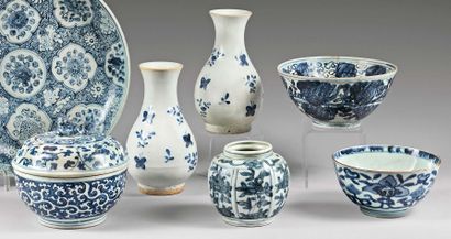 VIETNAM et CHINE - XVIe/XVIIe siècle 
Ensemble en porcelaine bleu blanc comprenant...