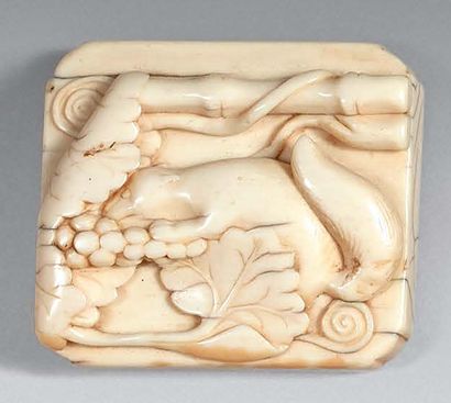 JAPON - Époque Edo (1603-1868), XIXe siècle 
Rectangular ivory manju with dormouse...